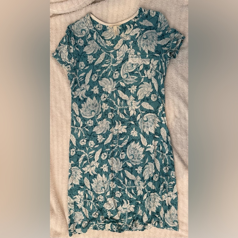 SOMA Womens short sleeve sleep shirt w a front pocket! Size XS but fits a S